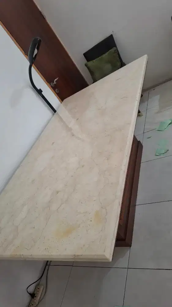 Meja makan marmer 4 kursi