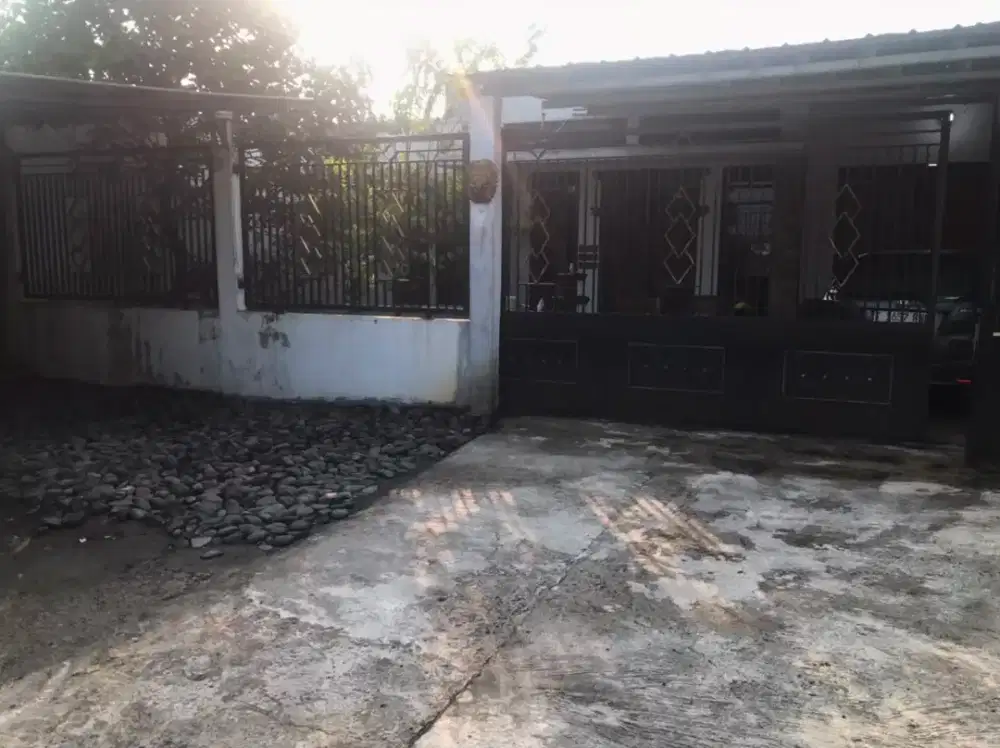 Di Jual rumah dan gudang luas tanah 1243 meter