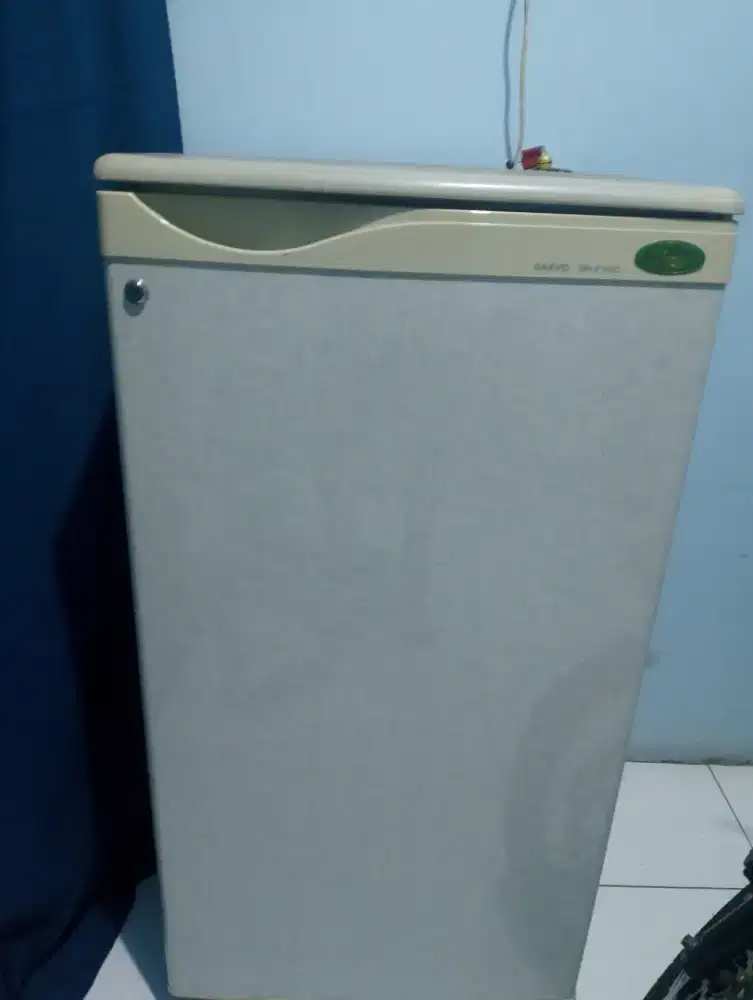 Kulkas merk sanyo