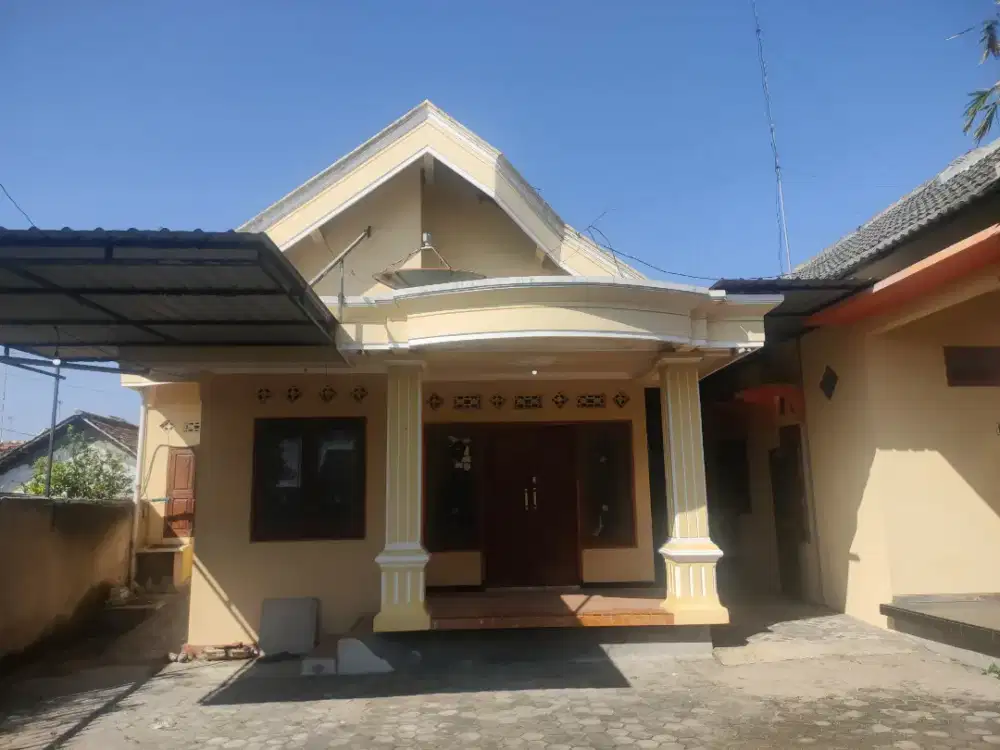 Rumah siap huni halaman luas