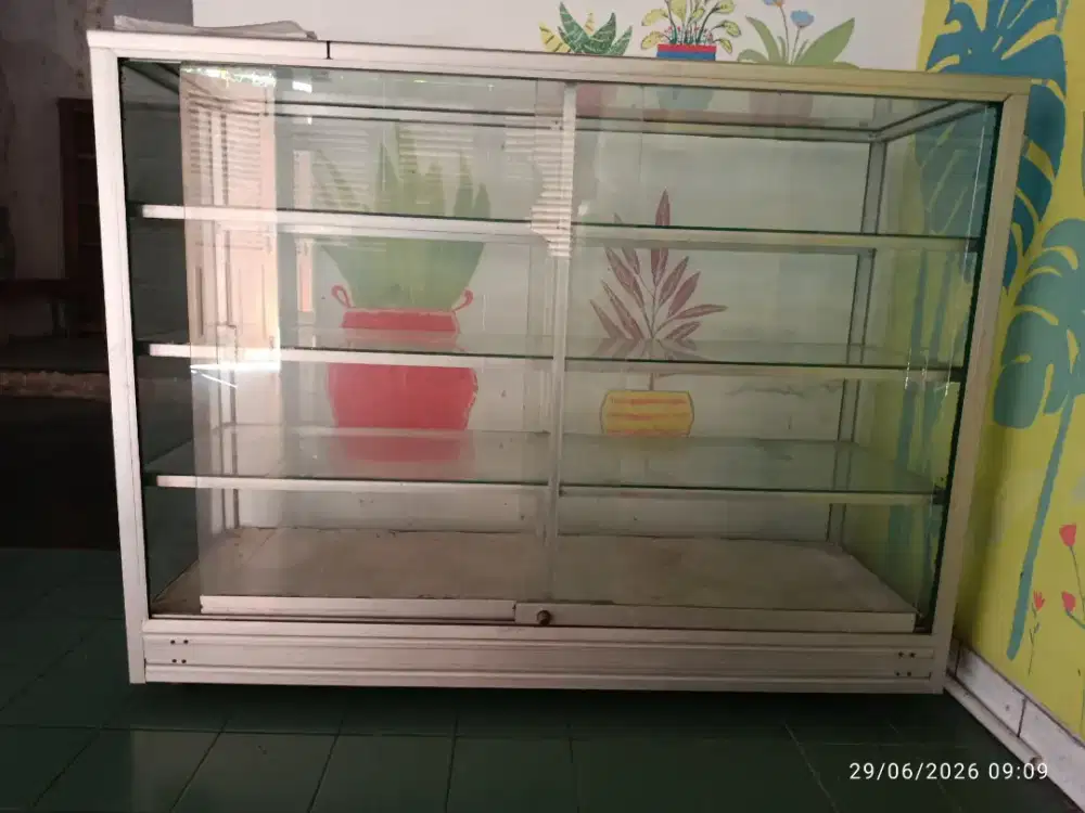 Etalase kaca alumuniu.