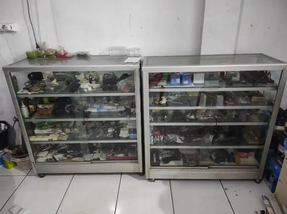 Dijual etalase 1 m.