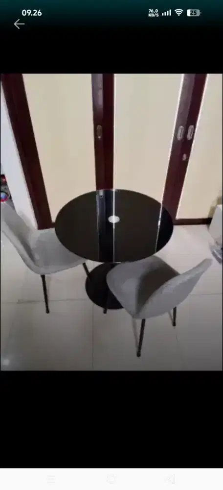 Meja makan bundar dengan 2 kursi