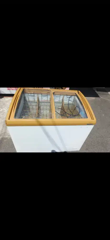 Barangkali ada yang minat freezer masih mulus