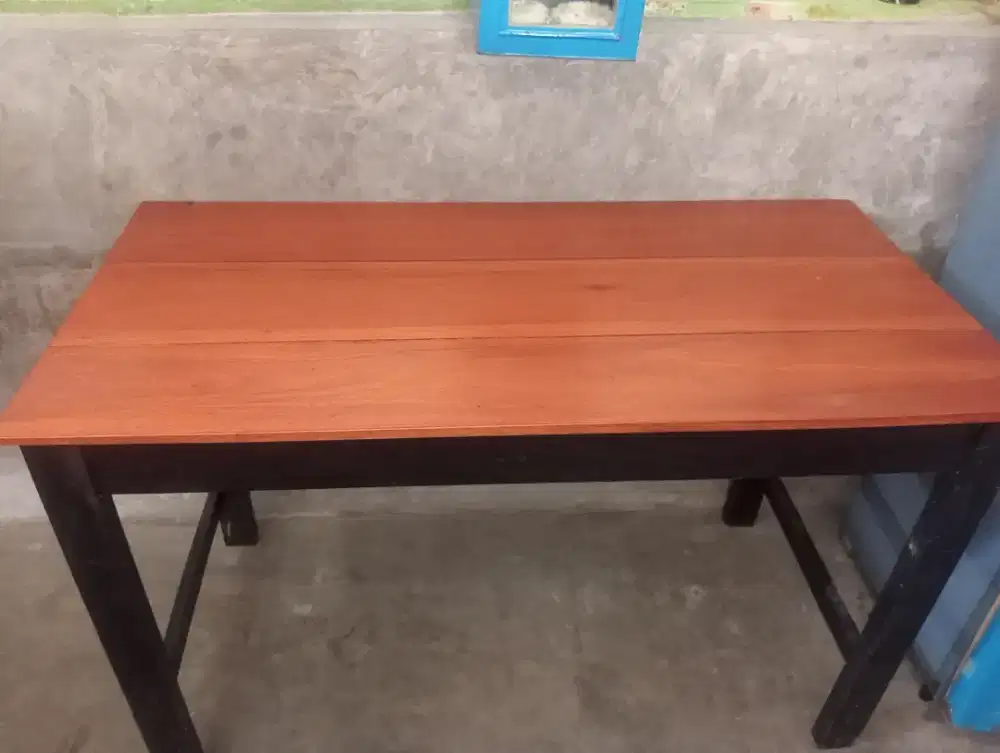 Di jual meja satu set 2 bangku dan 2 meja