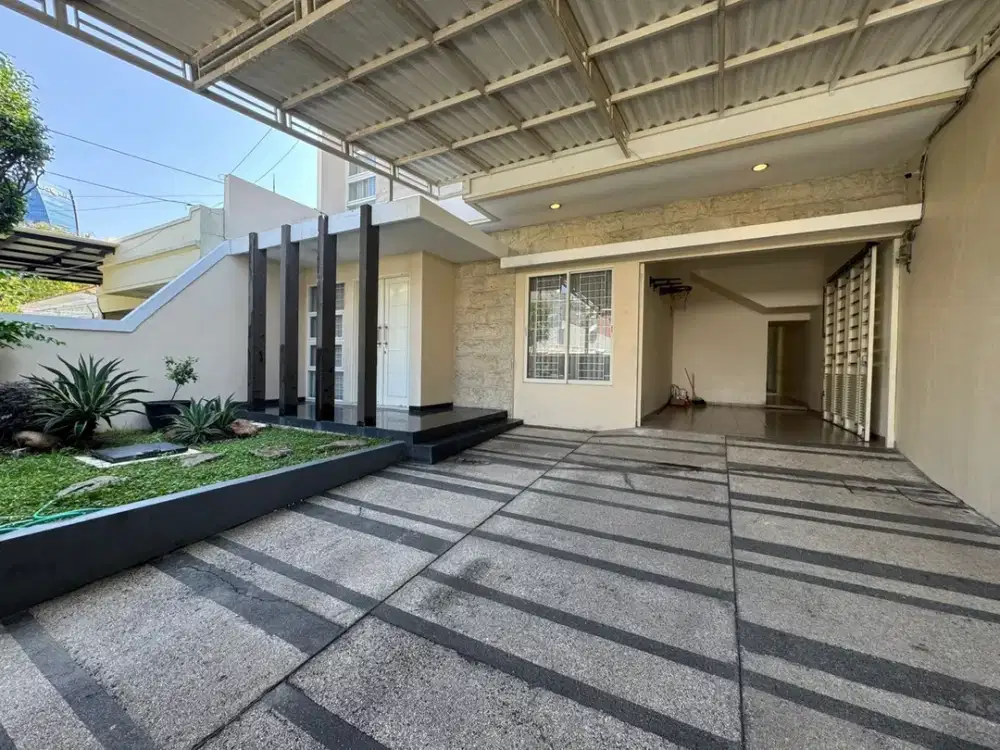 Rumah siap huni di darmo permai selatan dekat madam chang ada kolam ikan koi, Lapangan basket, ada 5 kamar tidur dimensi 10x28 meter