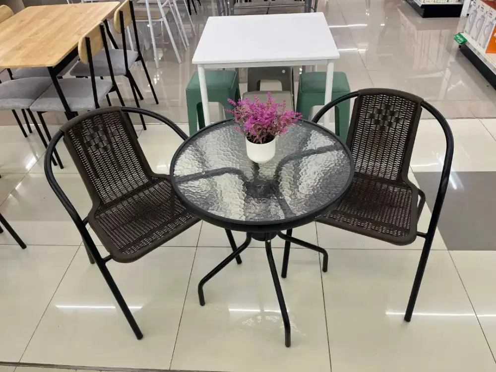 Meja teras kaca