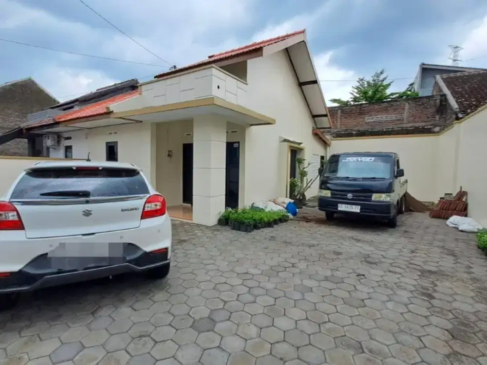 DIJUAL RUMAH HALAMAN LUAS 3 CARPORT DEKAT RSUD NGIPANG KADIPIRO SOLO