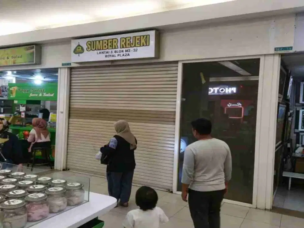 stand ramai royal plaza bawah pasar nego sampai deal, toko apapun jalan