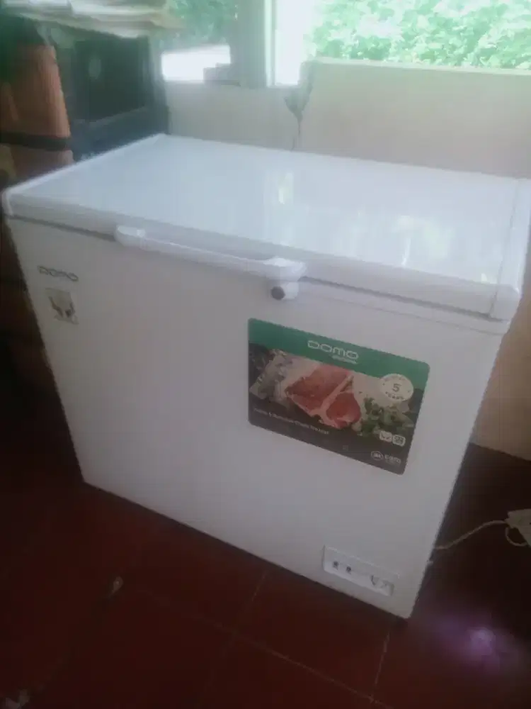 Di jual frezzer box merk Domo keluaran dri merk Modena 202 L Normal
