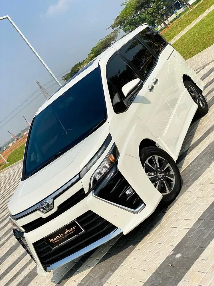 TOYOTA VOXY 2.0 AT 2018