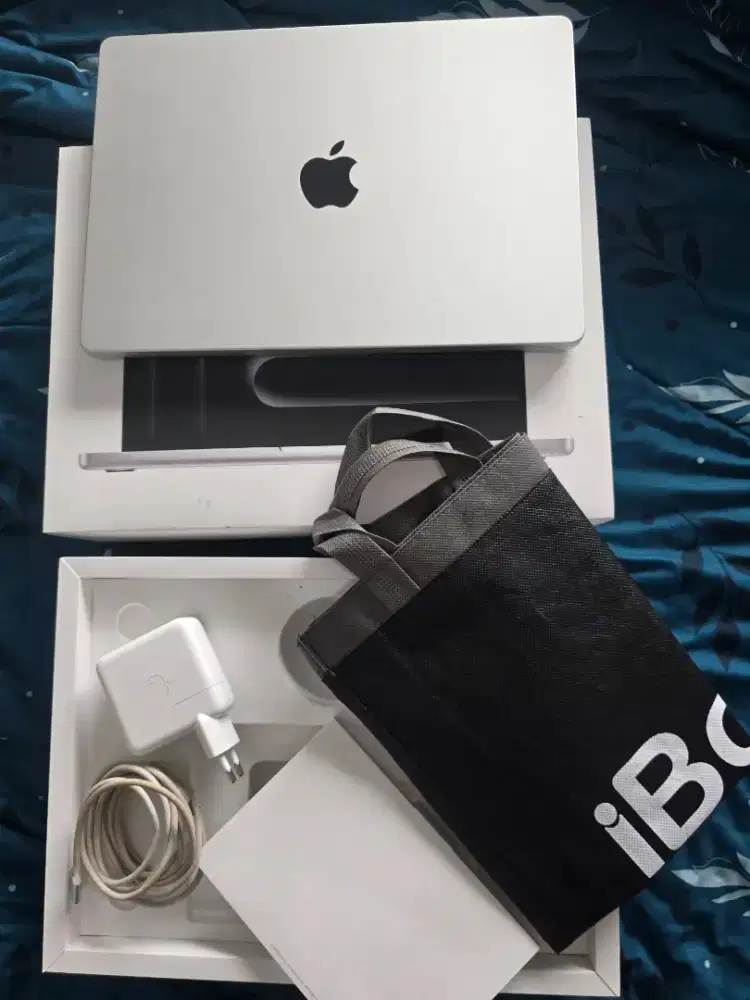 Dijual Apple Macbook Pro M3 2023 8GB 1Tb