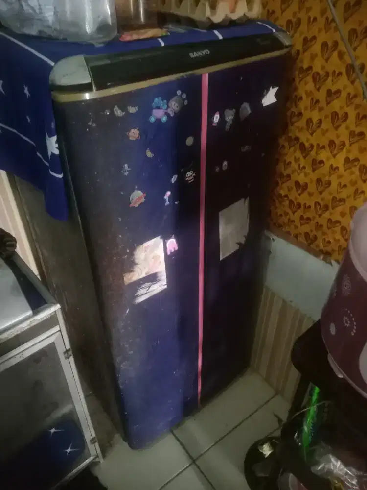 Kulkas Sanyo  1 pintu kondisi sehat cocok buat bikin batu es