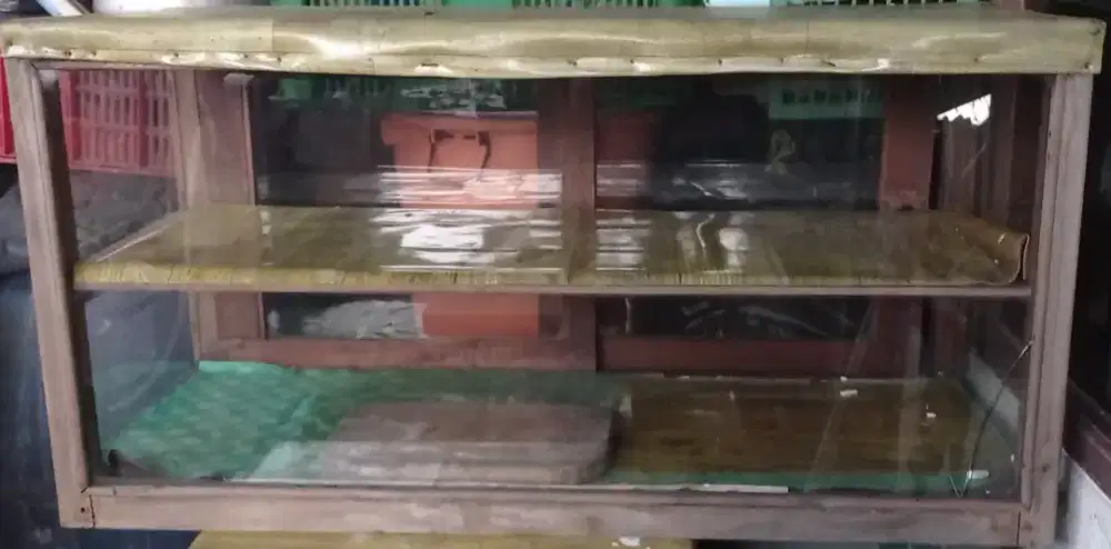 Etalase kaca Kayu