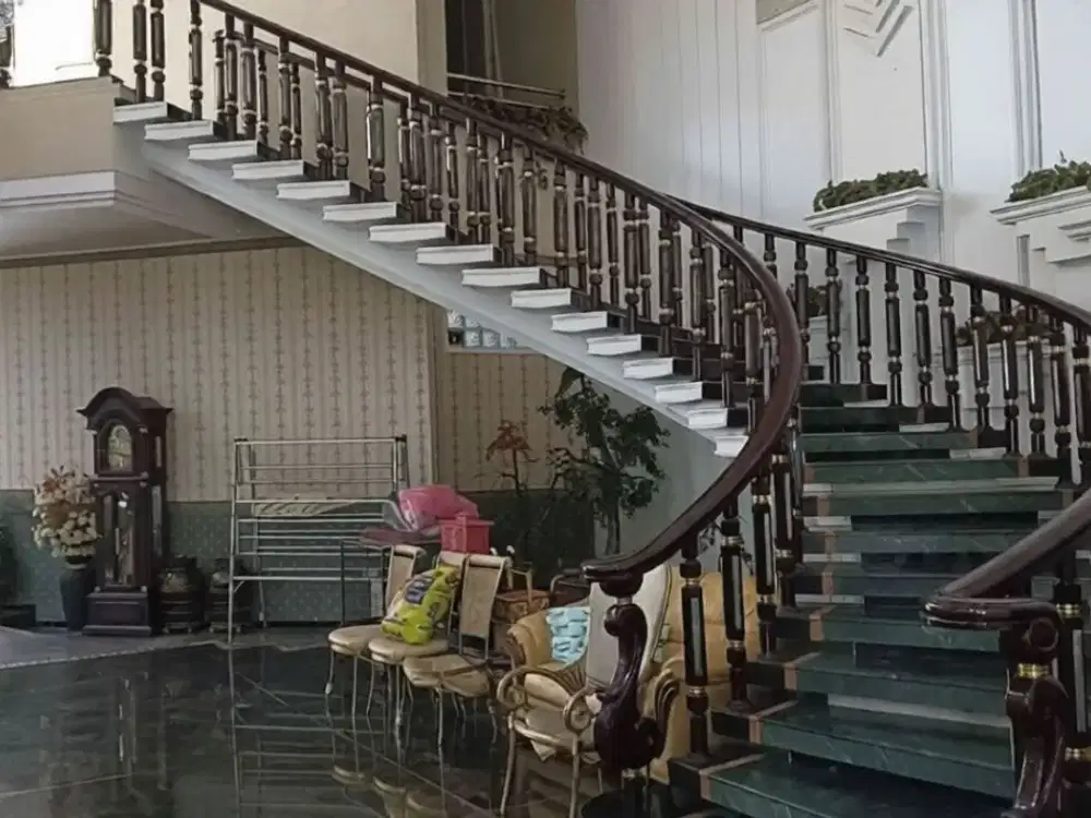 Rumah Area Komersial Raya Dharmahusada MERR Seberang Galaxy Mall