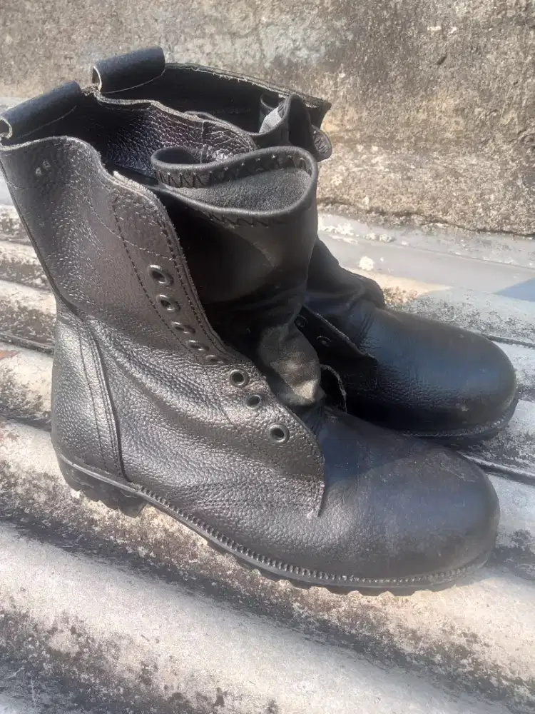 Sepatu safety ukuran 40