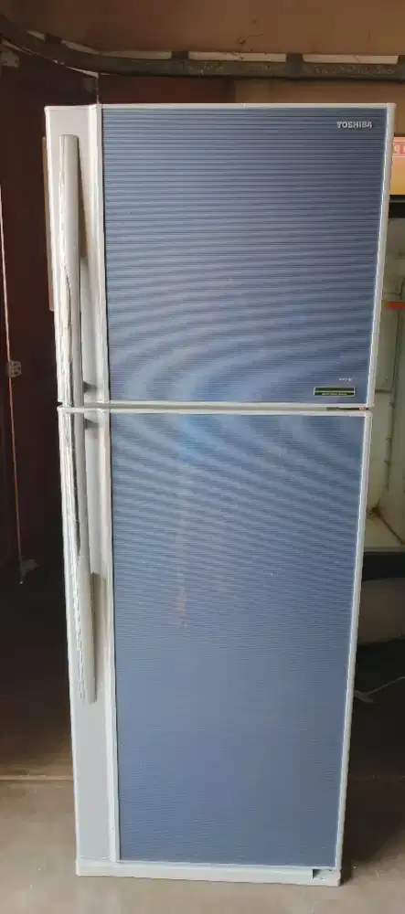 Lemari es dua pintu