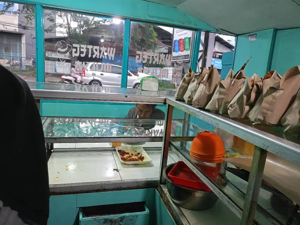 karyawati buat di warteg