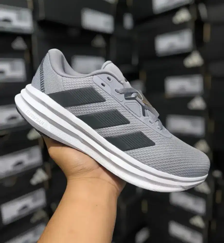 Sepatu Adidas run size 42 murah