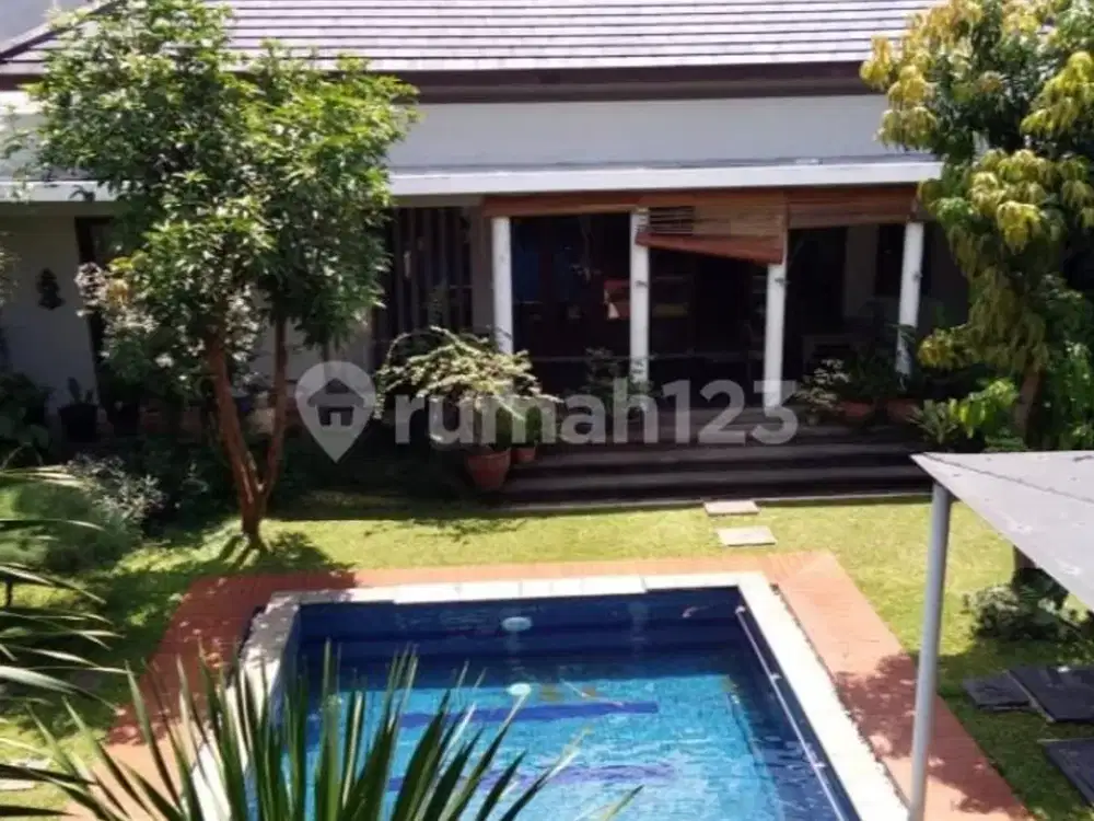 Rumah Nuansa Resort dengan Swimming Pool Lokasi Strategis di Villa Cinere Mas