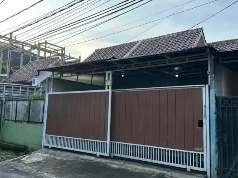 Dijual rumah siap huni di komplek yang aman dan tenang di Jl. H. Mencong, Paninggilan Utara, Kecamatan Ciledug, Kota Tangerang
