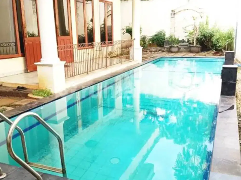 Rumah dengan Swimming Pool Lokasi Strategis Dekat MRT Fatmawati dan Citos