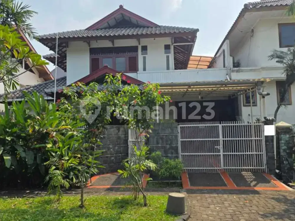 Rumah 2 Lantai Kokoh dan Asri Hadap Taman di Villa Cinere Mas