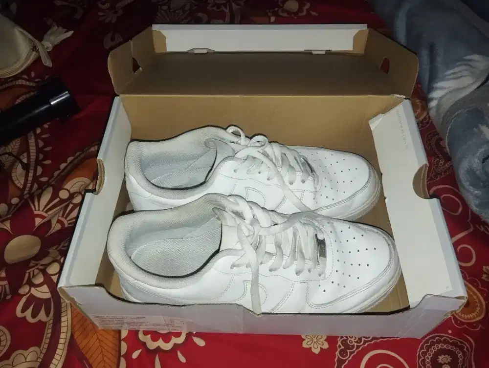 Jual sepatu bekas masih utuh dengan kardus