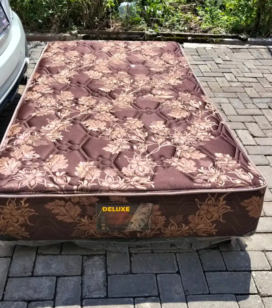Tempat tidur bekas