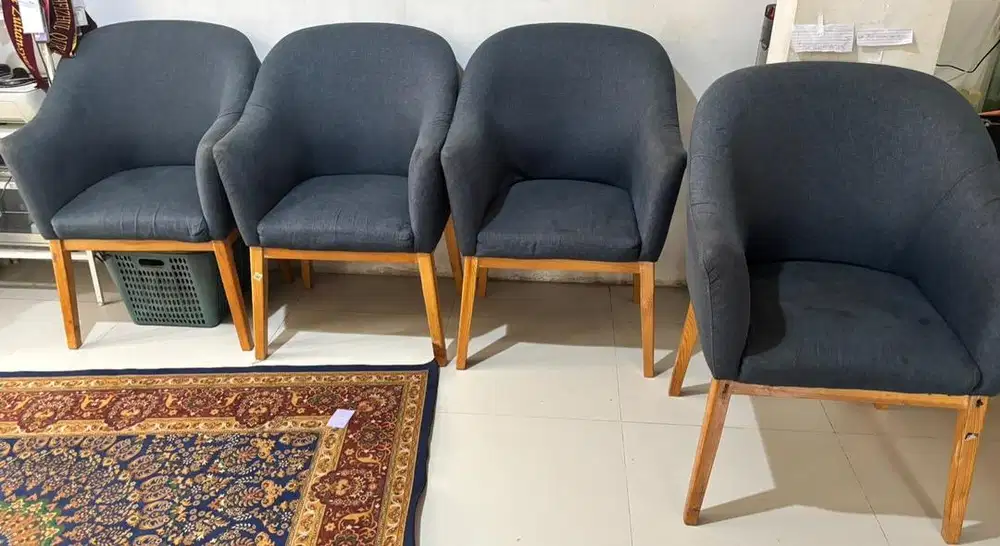 Meja dan 4 Bangku Makan
