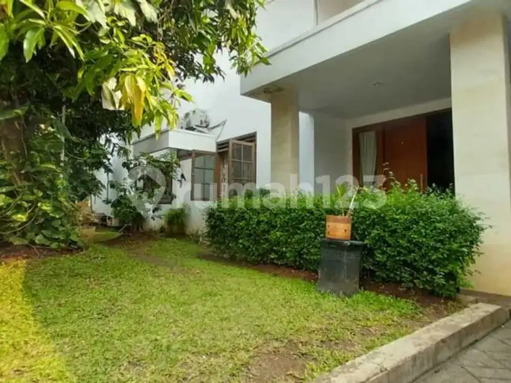 Rumah Bagus Siap Huni Dengan Halaman Luas Di Mega Cinere
