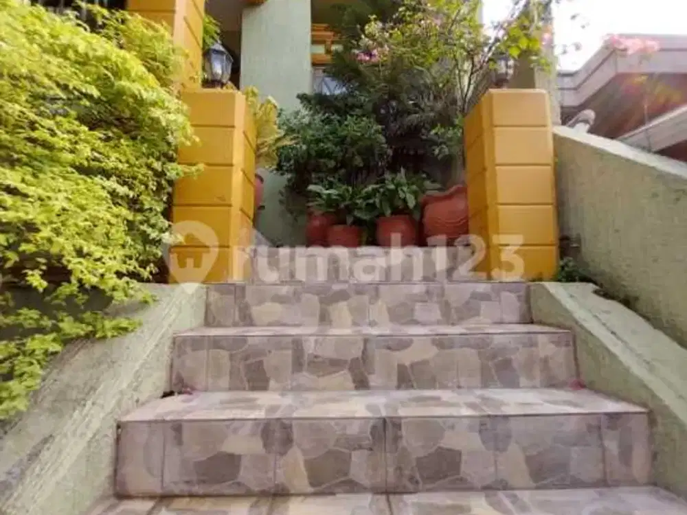 Rumah Nyaman Siap Huni 3 Lantai di Pondok Indah Jakarta Selatan