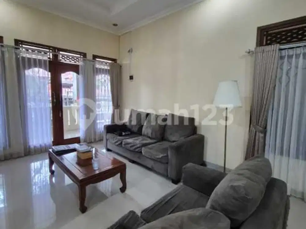 Dijual Rumah dengan Taman Depan yang Luas, 1 Lantai, di Cinere