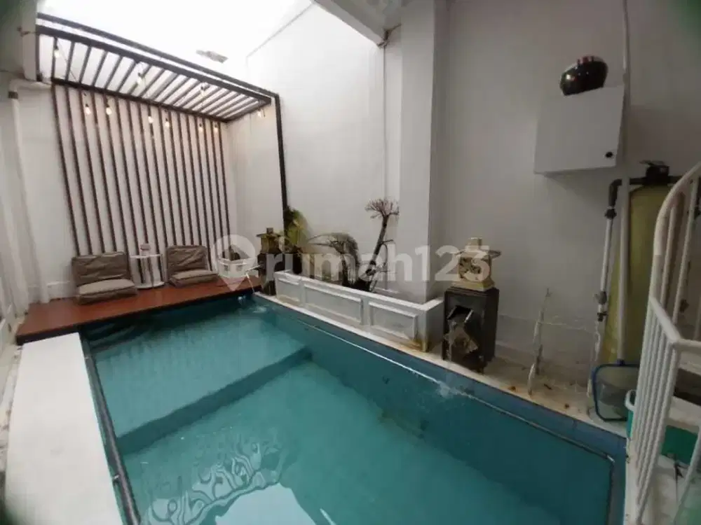 Rumah 3 LT di Cinere Dekat Pintu Tol dengan Kolam Renang Indoor