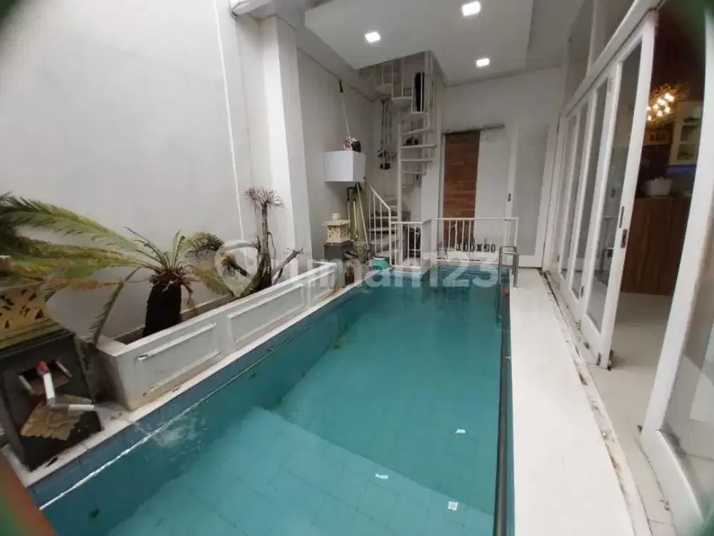 Rumah Bagus di Cinere Dekat Pintu Tol dengan Kolam Renang Private
