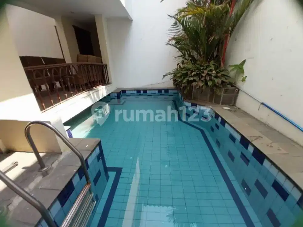 Rumah Bagus Dengan Kolam Renang Indoor Di Perumahan Puri Cinere