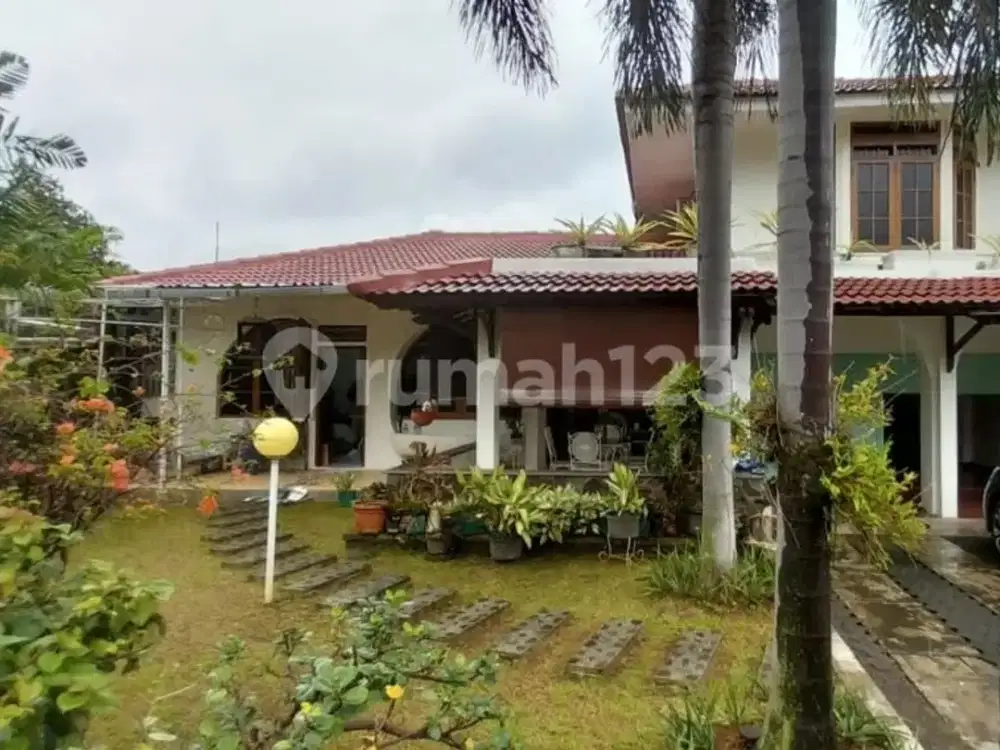 Rumah Bagus Siap Huni 2 Lantai Dengan Halaman Luas di Ciputat