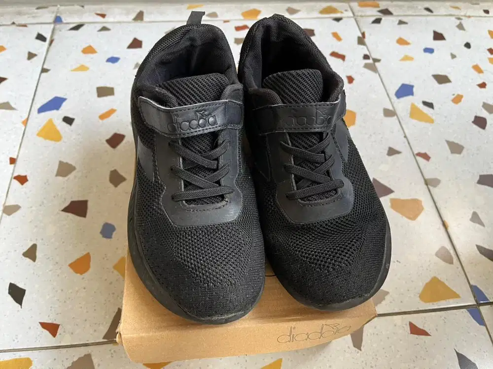 Sepatu diadora anak second