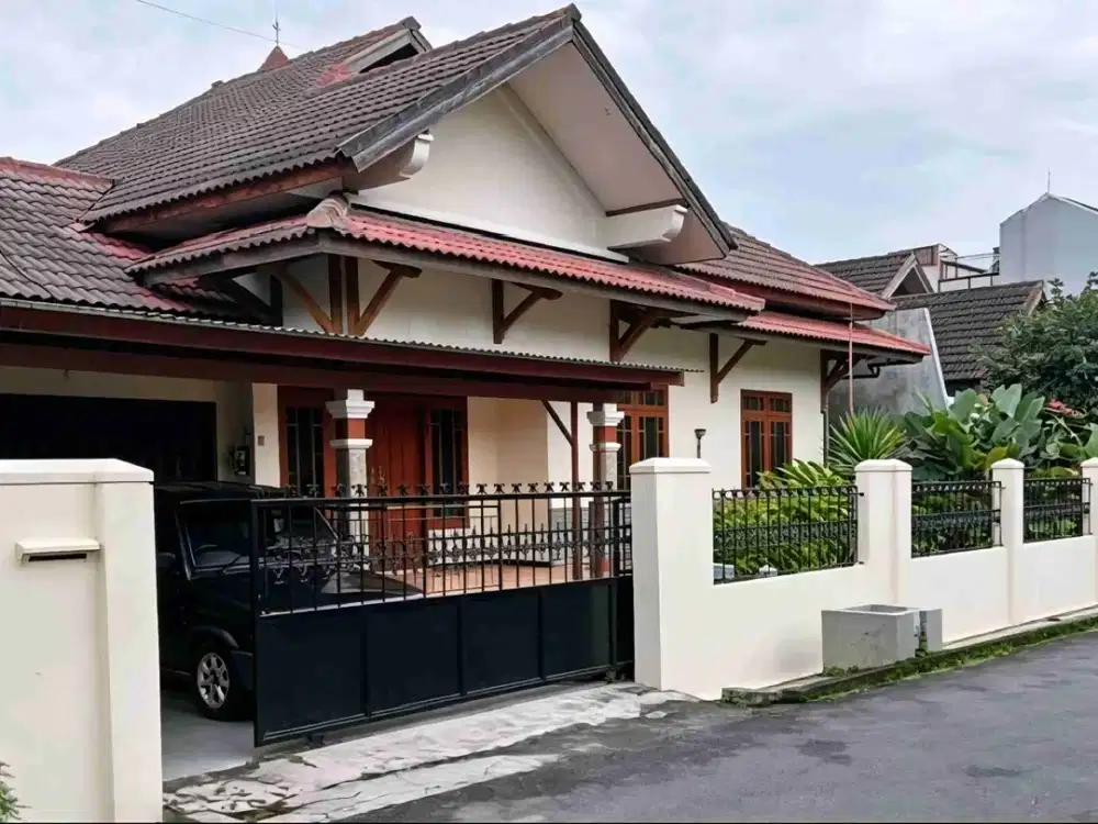 Rumah Luas di Trunojoyo Banyumanik Semarang