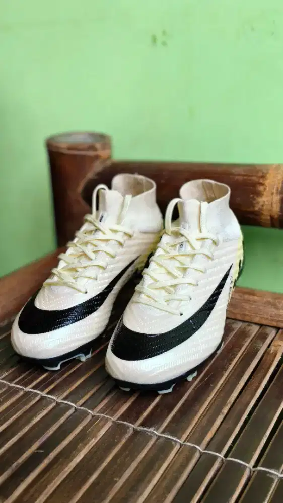 Sepatu bola nomor 35