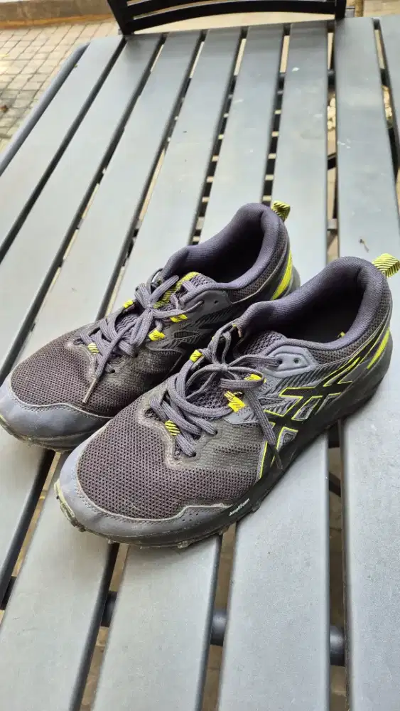 Sepatu merk Asics