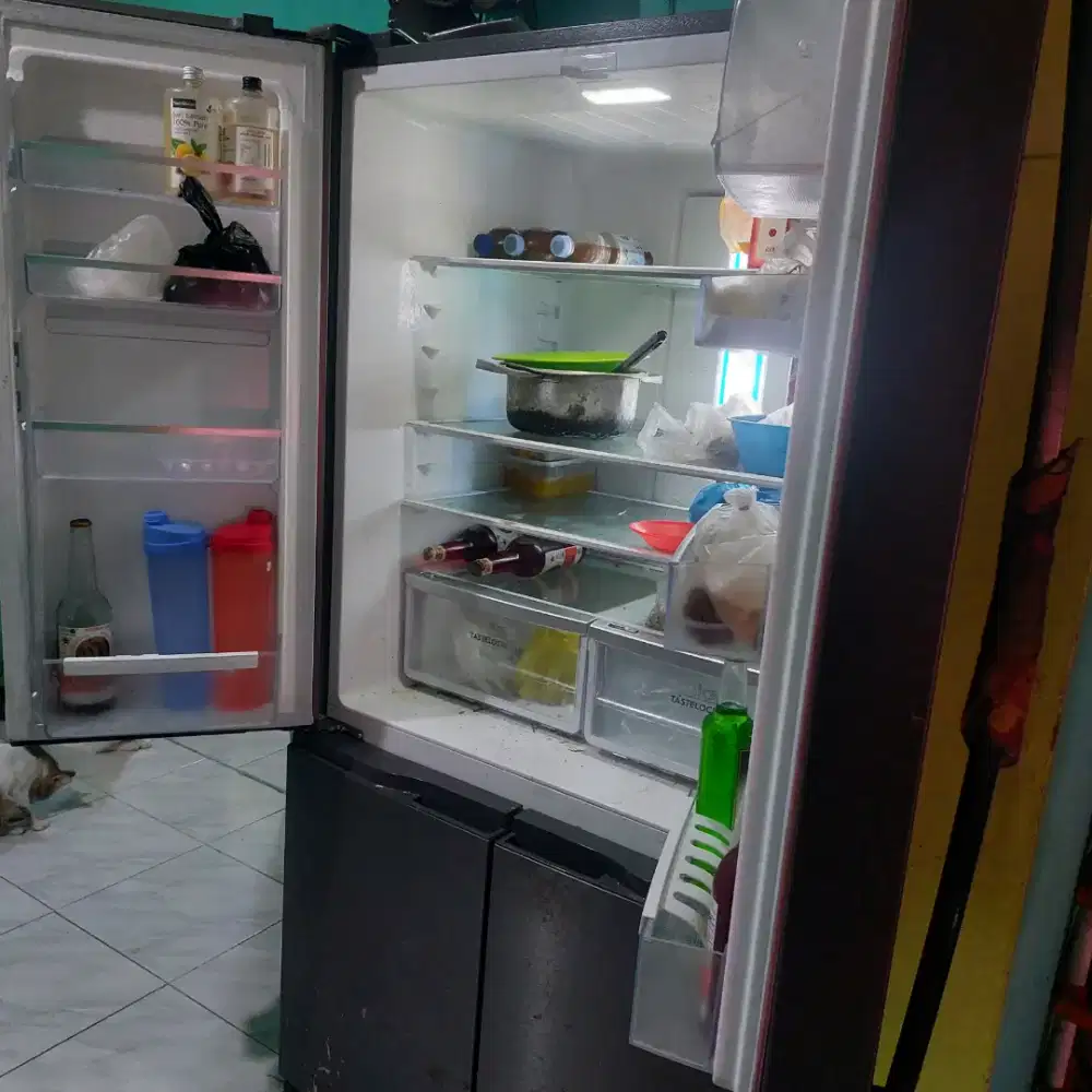 Kulkas 4 pintu merk elektrolux EQE6000A-B