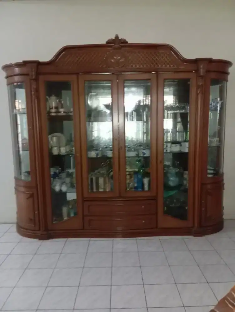 Lemari kaca cembung