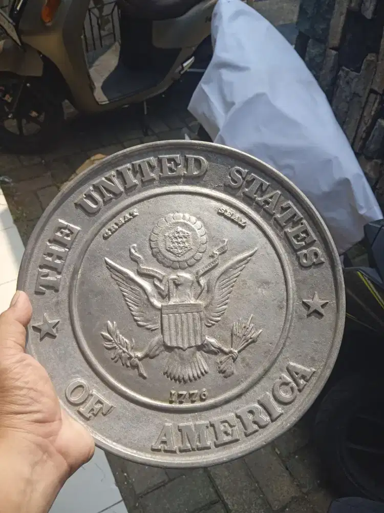 Piring timah usia ratusan tahun lambang negara USA