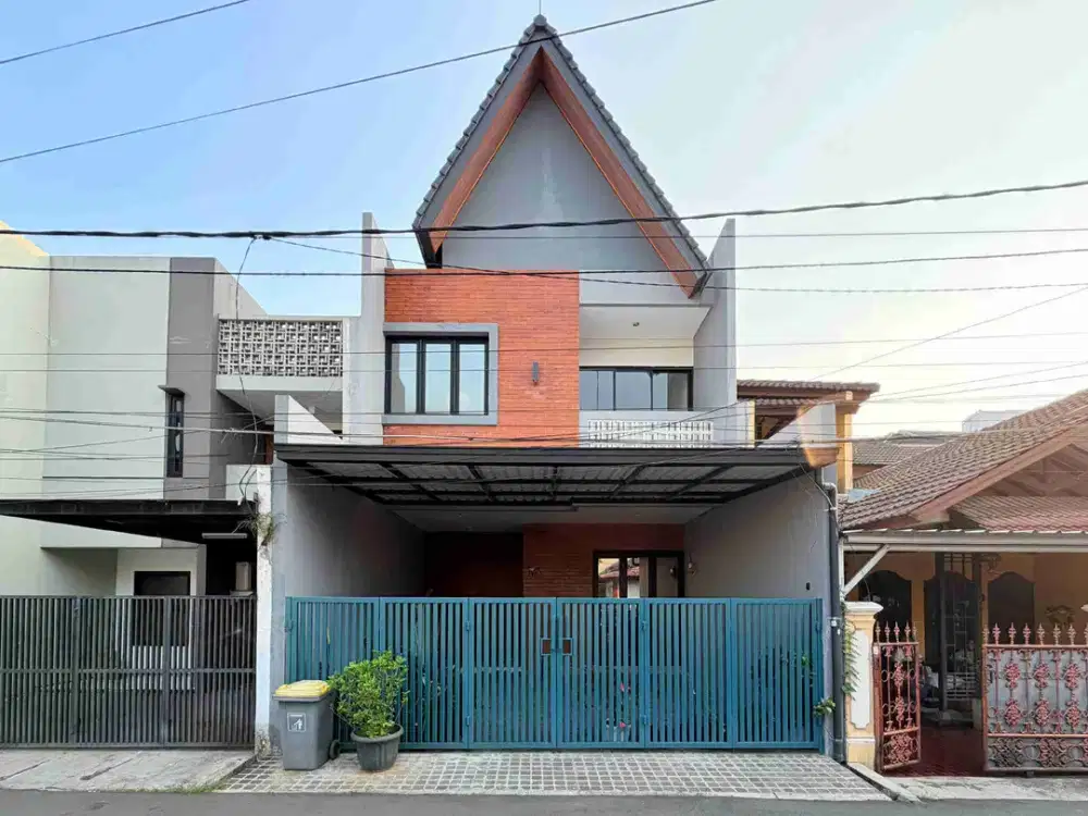 Depan Taman & Lapangan Bulu Tangkis! Rumah 2,5 Lantai Siap Huni di Tebet Barat