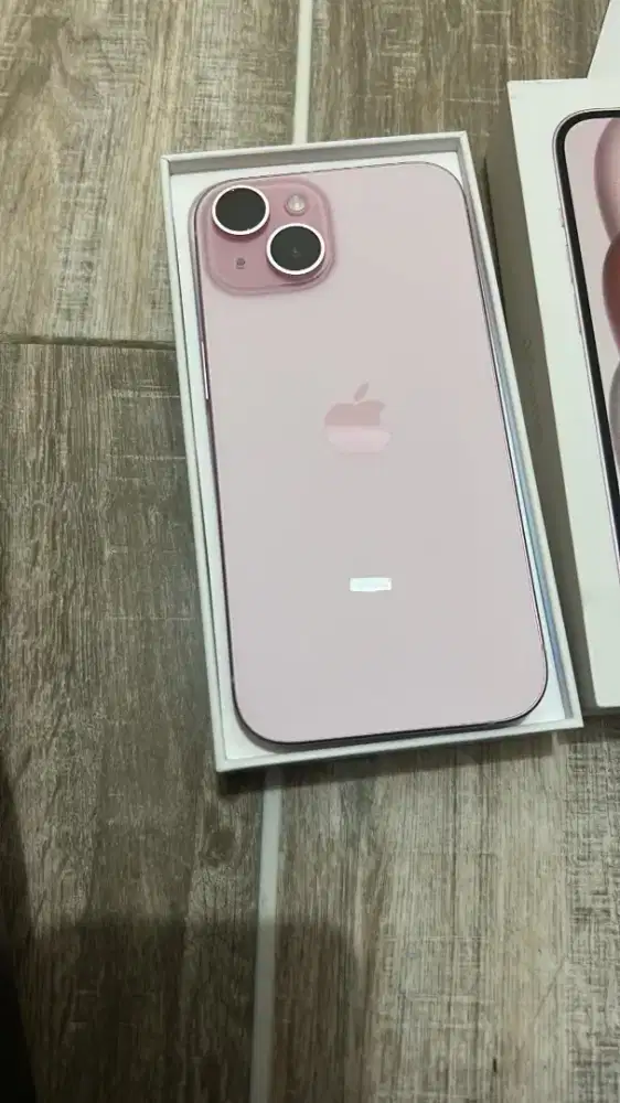 IPhone 15 pink.