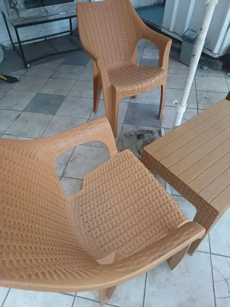 Kursi plastik dan meja