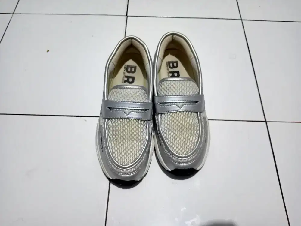 JUAL SEPATU LOKAL
