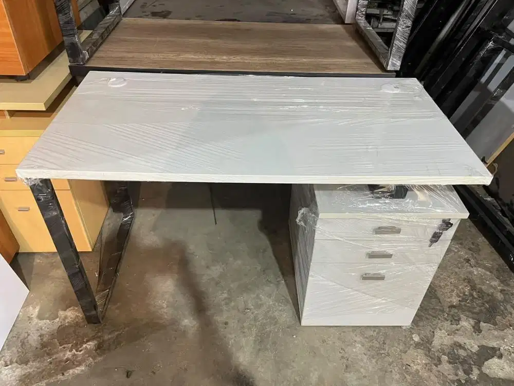 Meja kantor laci uk 120cm