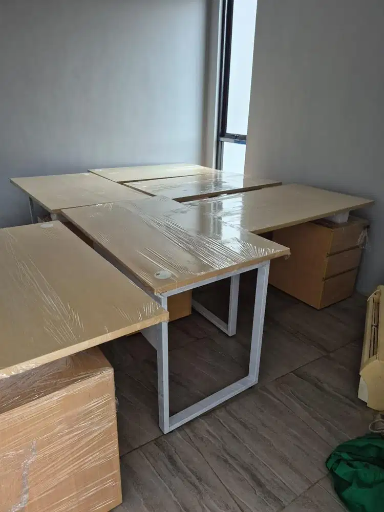 Meja kantor laci